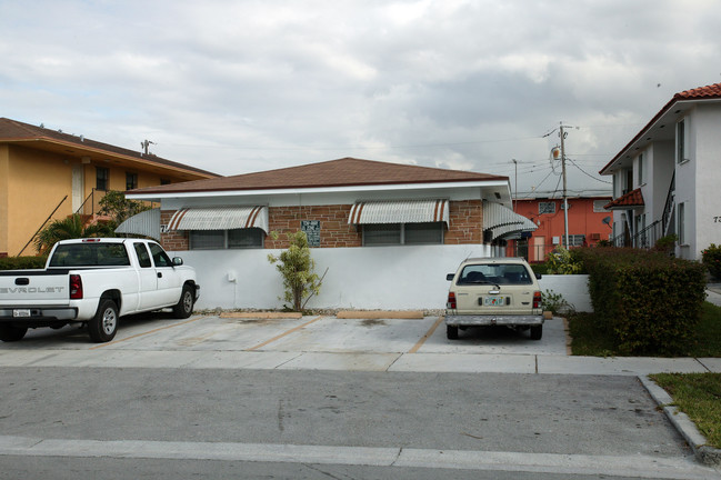 75 W 30th St in Hialeah, FL - Foto de edificio - Building Photo