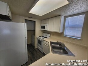4102 Kings Arms in San Antonio, TX - Building Photo - Building Photo