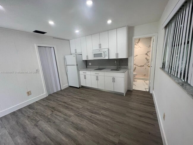 222 SW 8th St in Dania Beach, FL - Building Photo - Building Photo