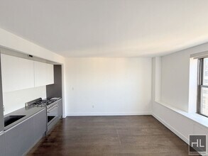 Sun filled Studio on a high floor - WEST E in New York, NY - Foto de edificio - Building Photo