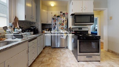 38 Sterling St, Unit 2 in Somerville, MA - Building Photo - Building Photo