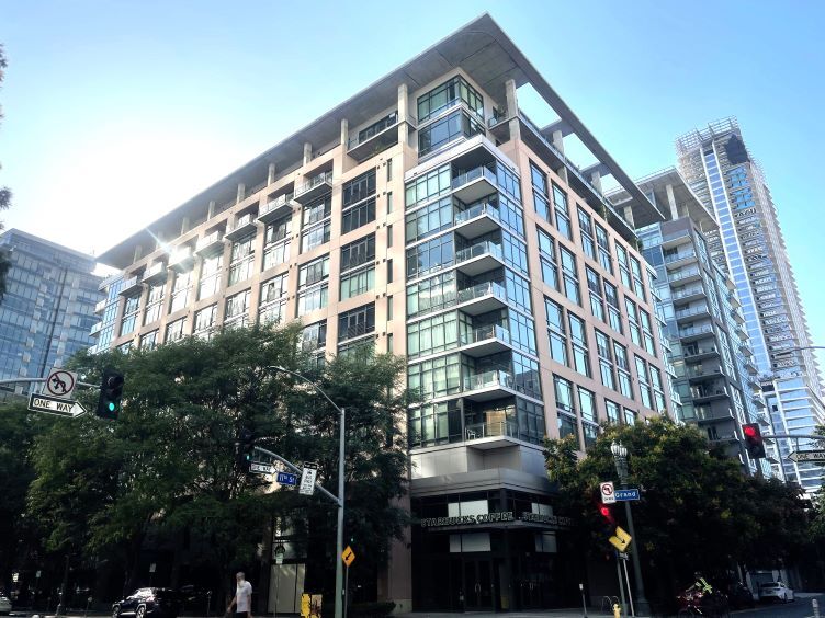 1111 S Grand Ave in Los Angeles, CA - Building Photo