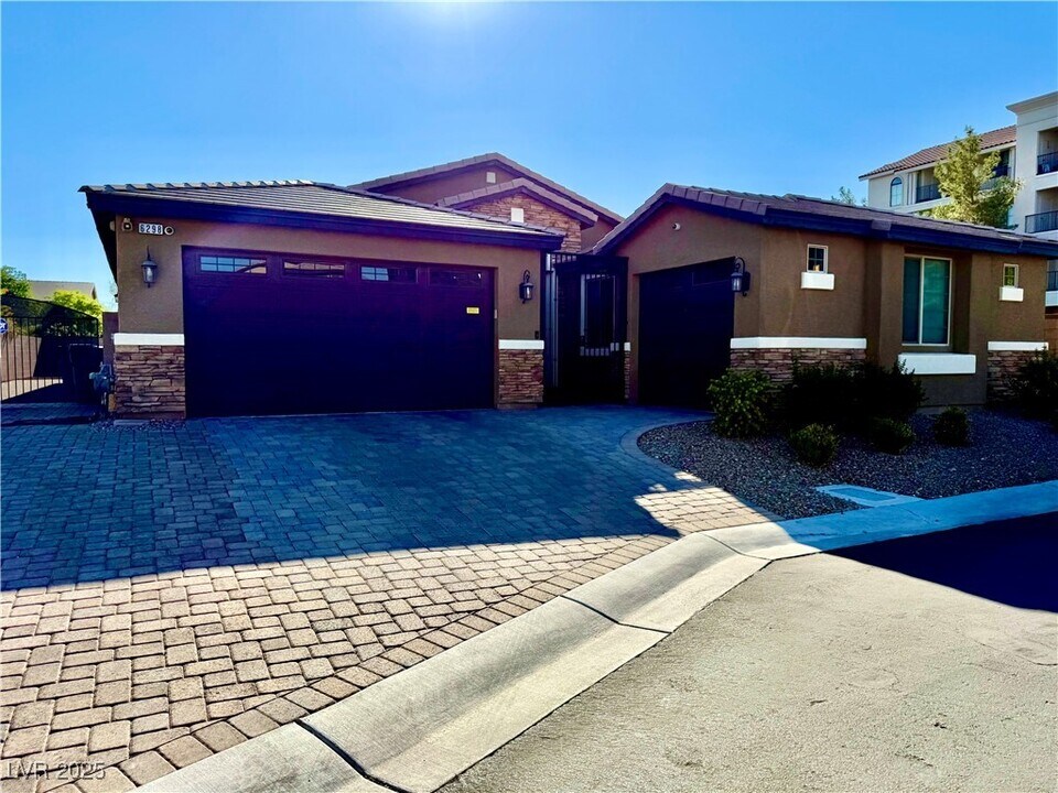 6298 Starflare St in Las Vegas, NV - Building Photo
