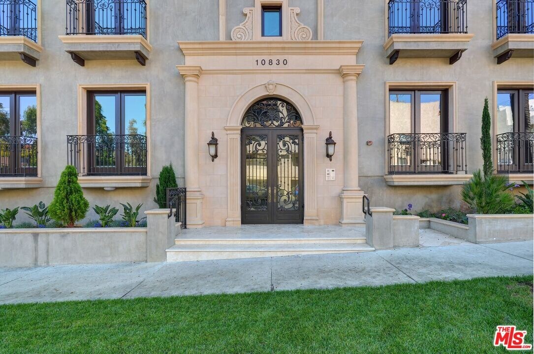 10830 Massachusetts Ave in Los Angeles, CA - Building Photo