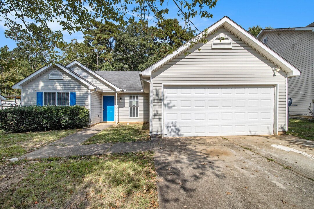 2824 Cedar Trace Dr in Ellenwood, GA - Building Photo
