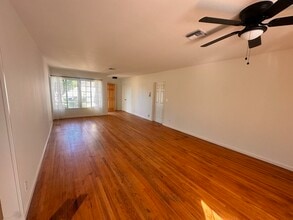 7010 Cozycroft Ave in Winnetka, CA - Foto de edificio - Building Photo