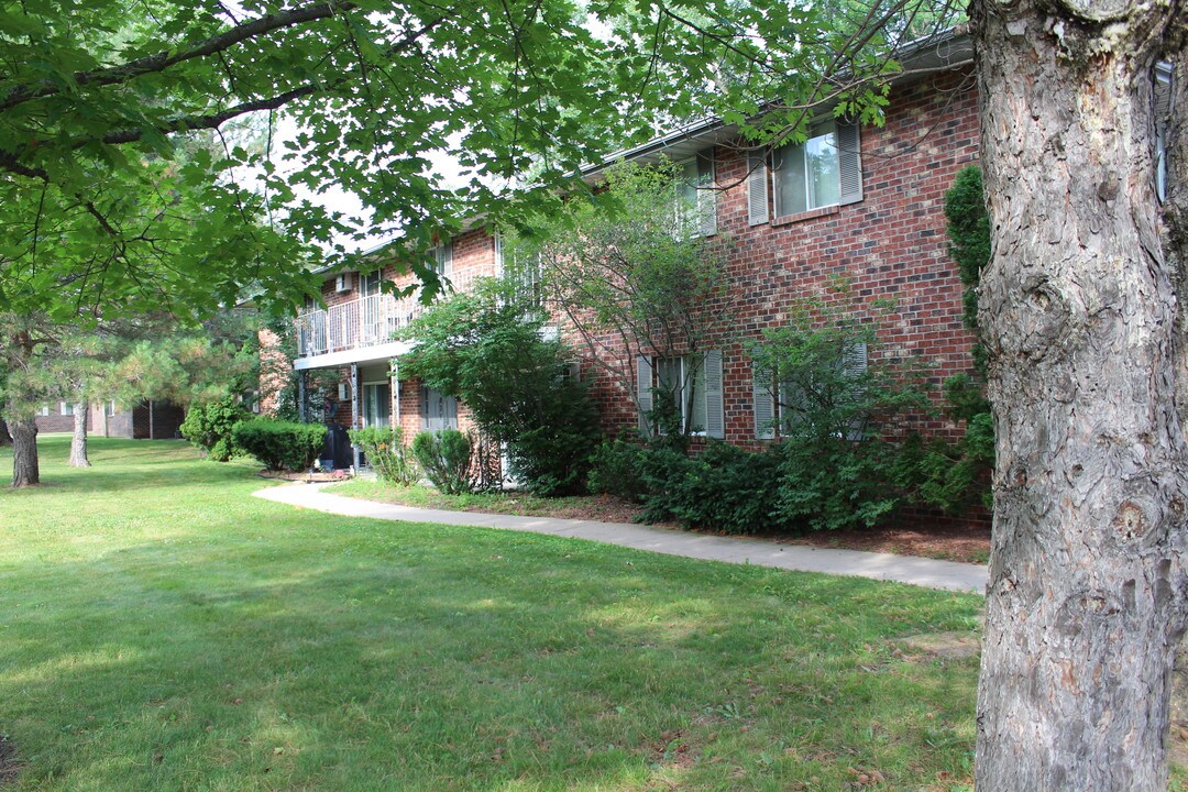 2071 Hilltop Dr in Green Bay, WI - Building Photo