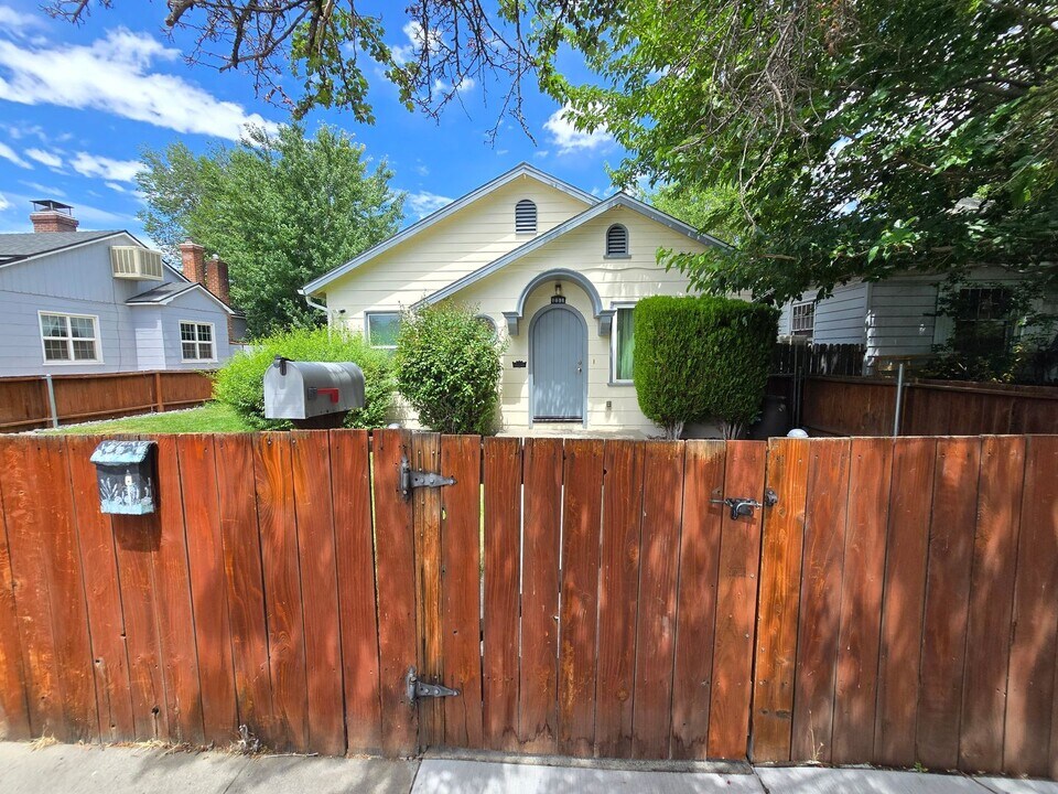 231 W Arroyo St in Reno, NV - Building Photo