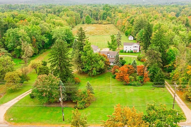 9471 Mayfield Rd in Chesterland, OH - Building Photo - Building Photo