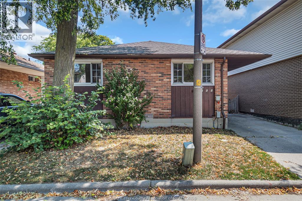 1366 Bayswater Crescent in Windsor, ON - Building Photo