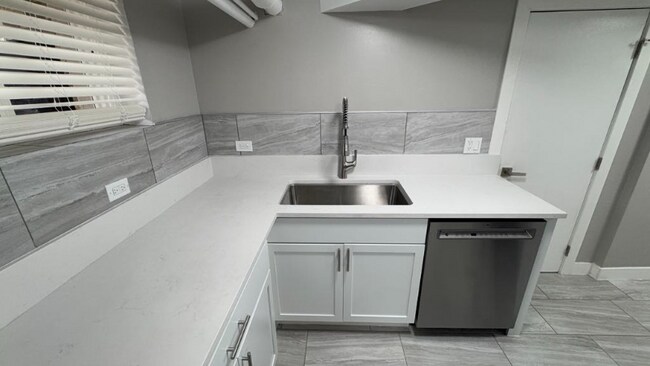 4207 N Linder Ave, Unit B in Chicago, IL - Building Photo - Building Photo