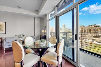 106 W Seeboth St in Milwaukee, WI - Foto de edificio - Building Photo