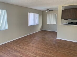 Villa Tarzana Apartments in Tarzana, CA - Building Photo - Building Photo
