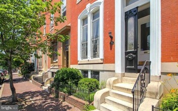 30 E Preston St, Unit B in Baltimore, MD - Foto de edificio - Building Photo