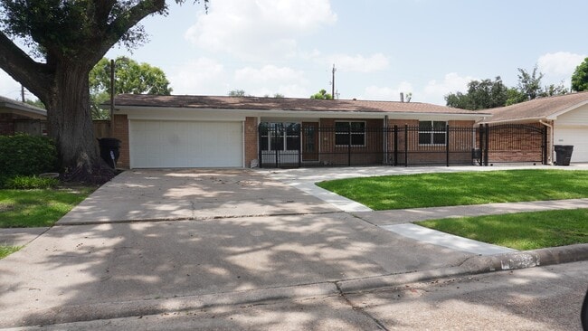 902 Hidden Valley Dr