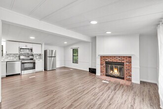 30 Crescent Park Rd in Westport, CT - Building Photo - Building Photo