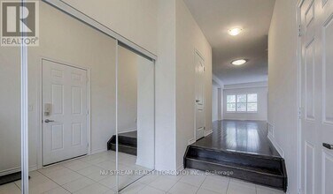 10 Mah Wat Ln in Whitchurch-Stouffville, ON - Building Photo - Building Photo