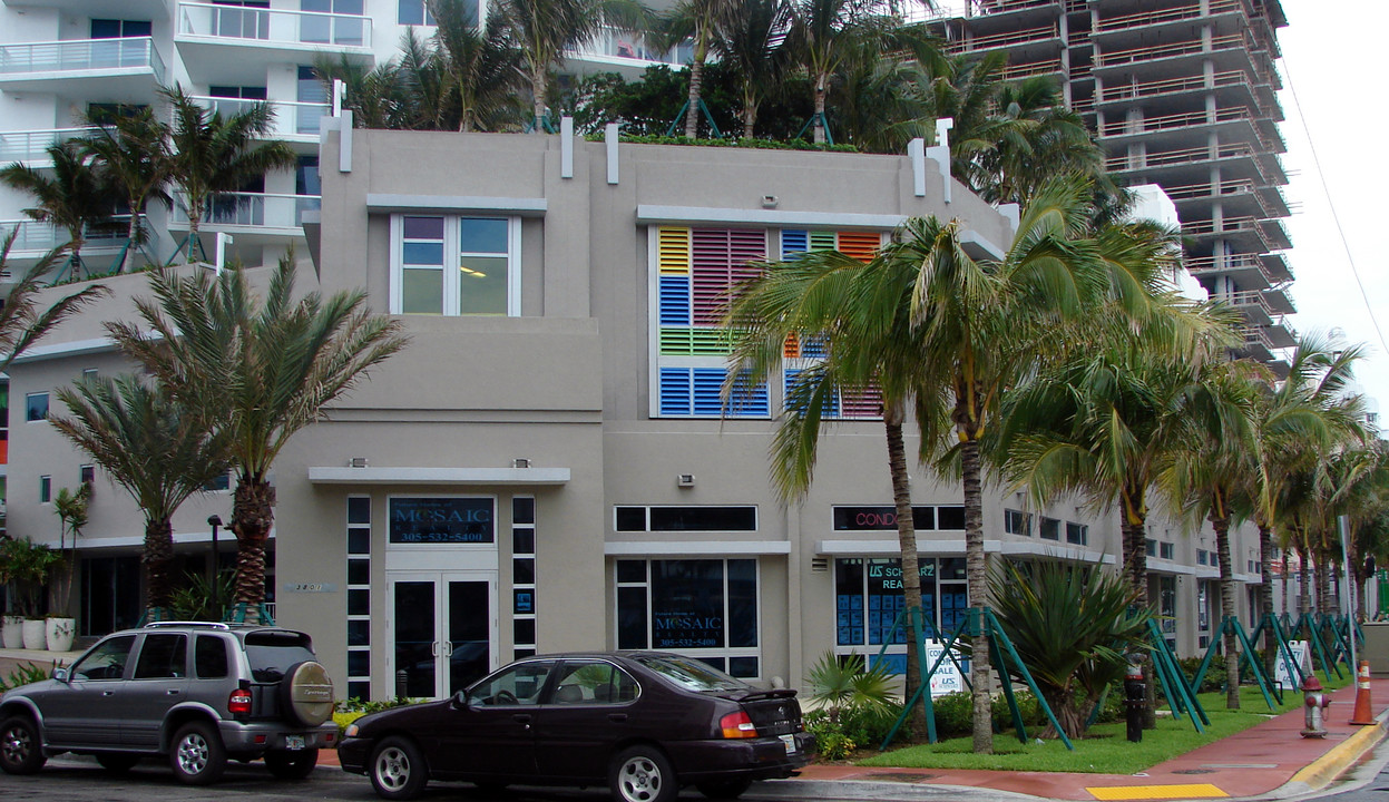 Mosaic on Miami Beach Condominium in Miami Beach, FL - Foto de edificio