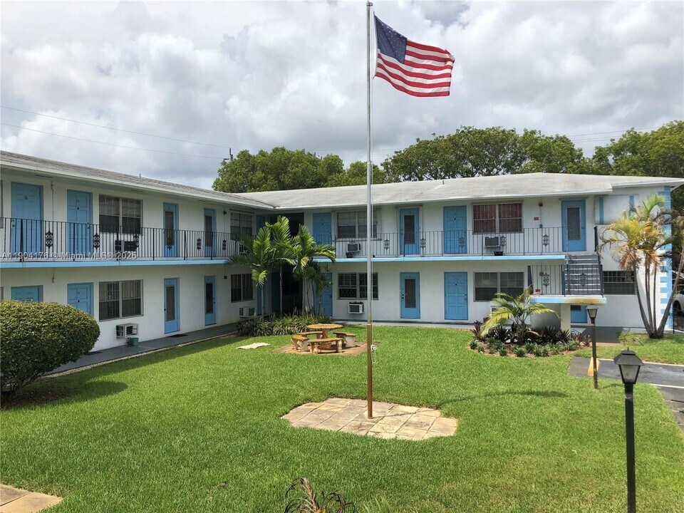 1836 Arthur St in Hollywood, FL - Building Photo