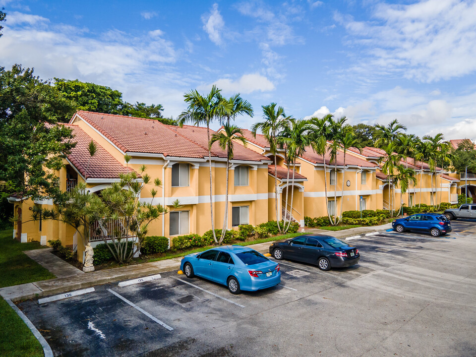 Sailboat Pointe Condos in Oakland Park, FL - Building Photo