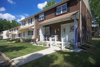 Crestwood Square in Hamilton, NJ - Foto de edificio - Building Photo
