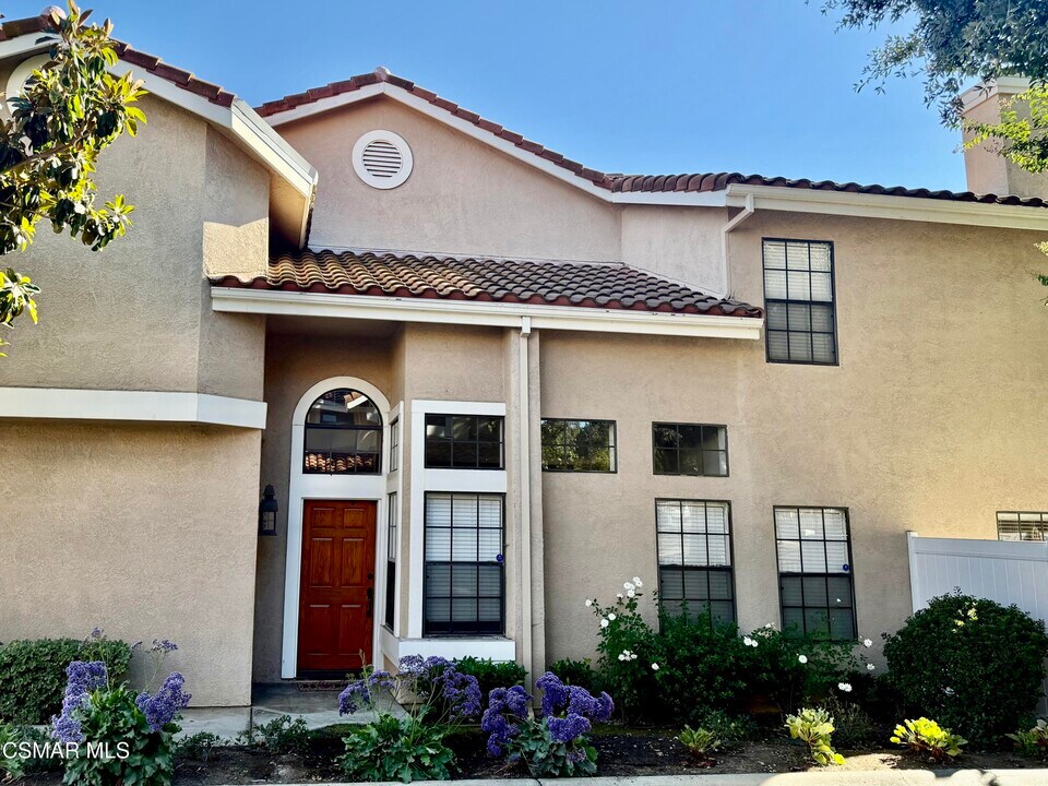 429 Dante Way in Oak Park, CA - Building Photo