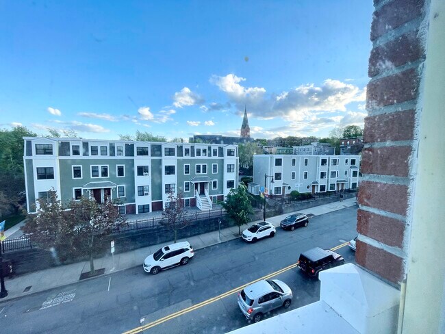 1431 Tremont St, Unit 2 in Boston, MA - Foto de edificio - Building Photo