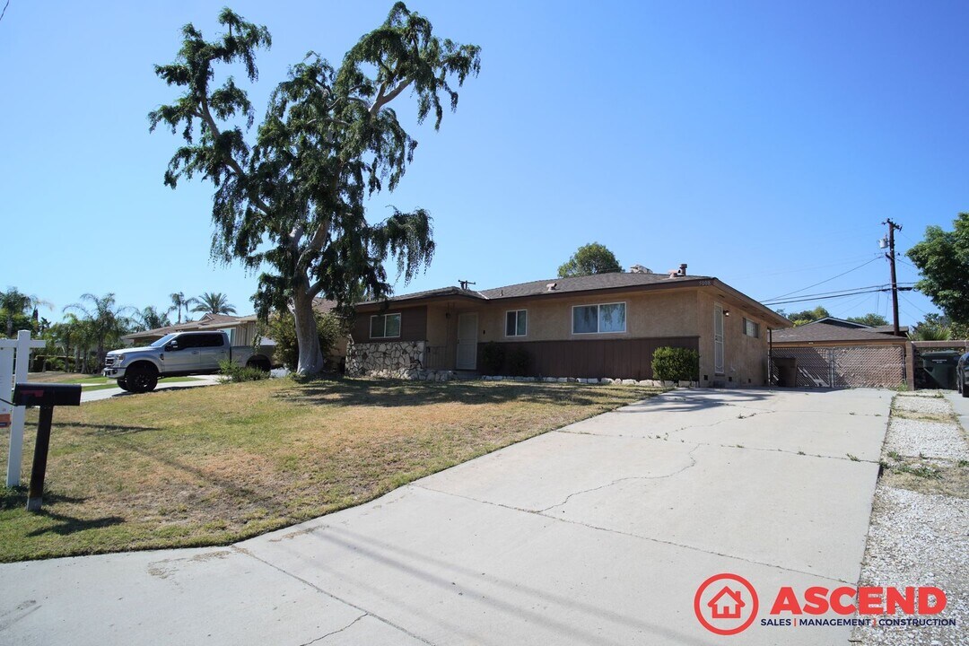 5008 College Ave in Bakersfield, CA - Building Photo