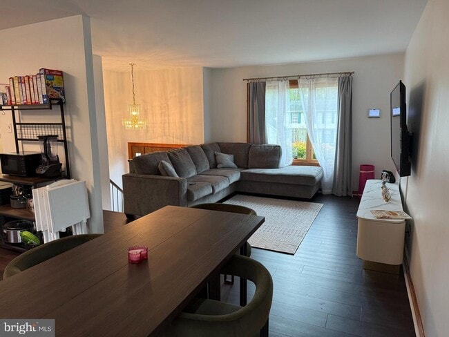 property at 7 Hanover Pl