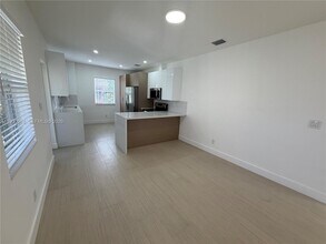 1045 SW 8th Ave in Miami, FL - Building Photo - Building Photo