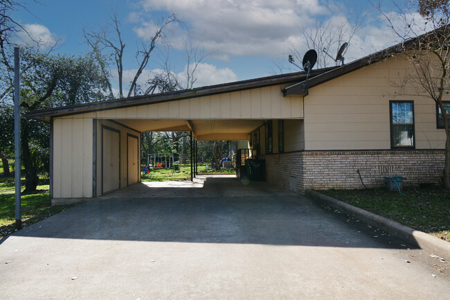 908 E Stone St in Brenham, TX - Building Photo - Building Photo