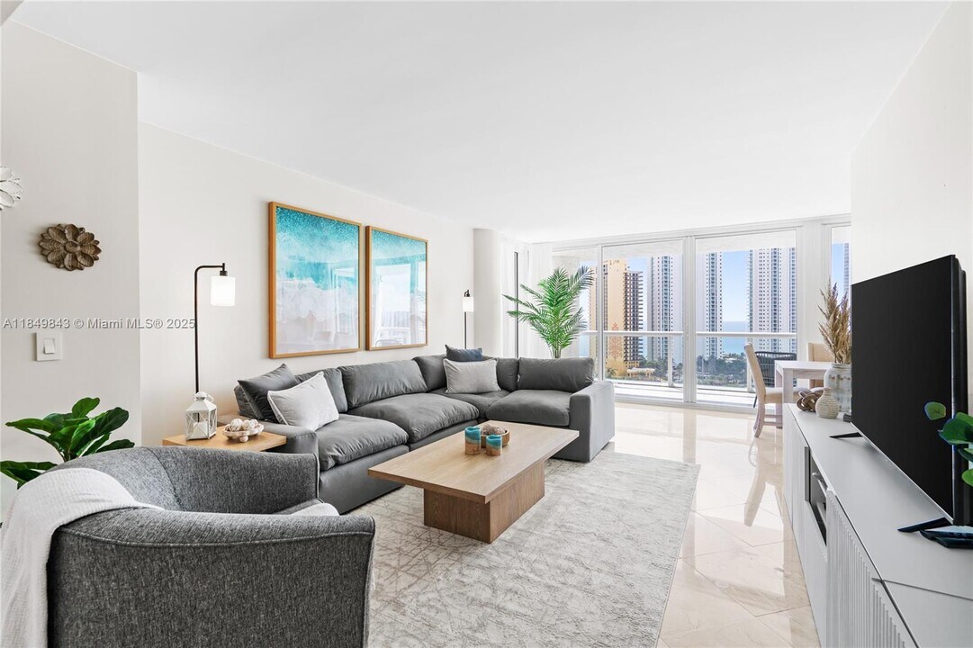 16500 Collins Ave in Sunny Isles Beach, FL - Building Photo