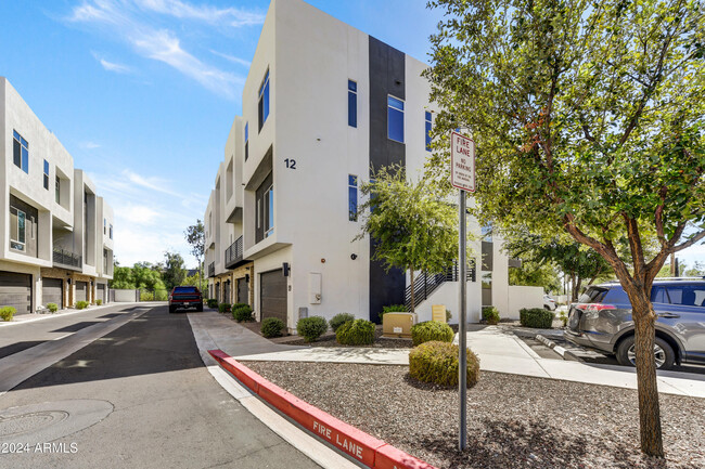 1717 E Morten Ave in Phoenix, AZ - Foto de edificio - Building Photo