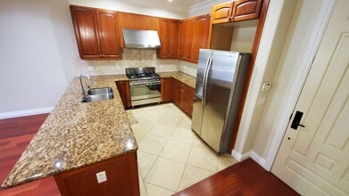 1135 S Shenandoah St, Unit 203 in Los Angeles, CA - Building Photo - Building Photo