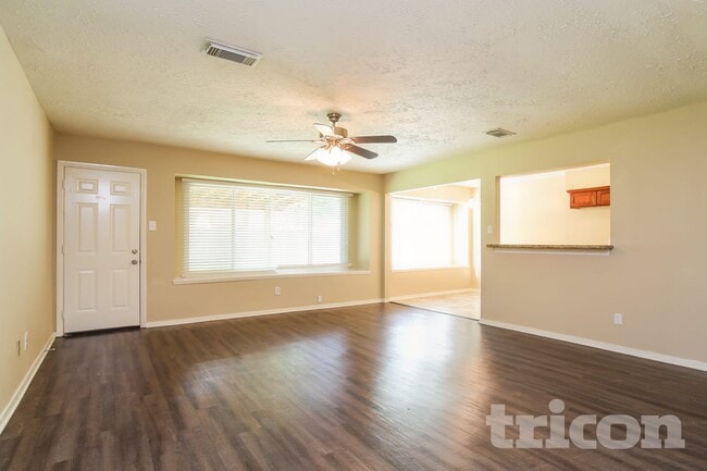 4227 Burkegate Dr in Spring, TX - Foto de edificio - Building Photo