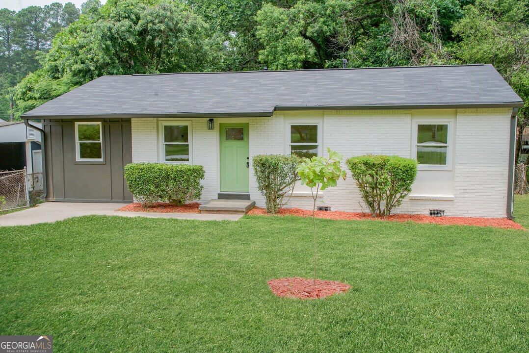 2625 Santa Barbara Dr NW in Atlanta, GA - Building Photo