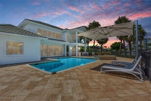 215 Mooring Line Dr in Naples, FL - Building Photo