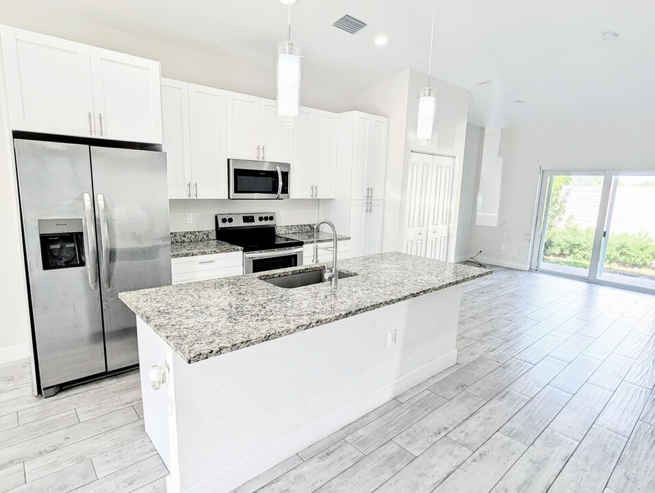 1566 W 26th Ct in Riviera Beach, FL - Foto de edificio