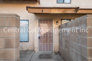8404 Laborough Dr in Bakersfield, CA - Building Photo