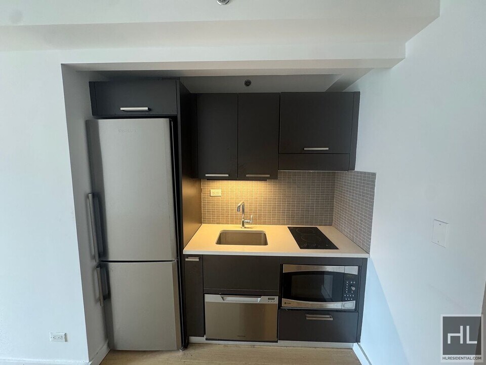 East 39th Street in New York, NY - Building Photo