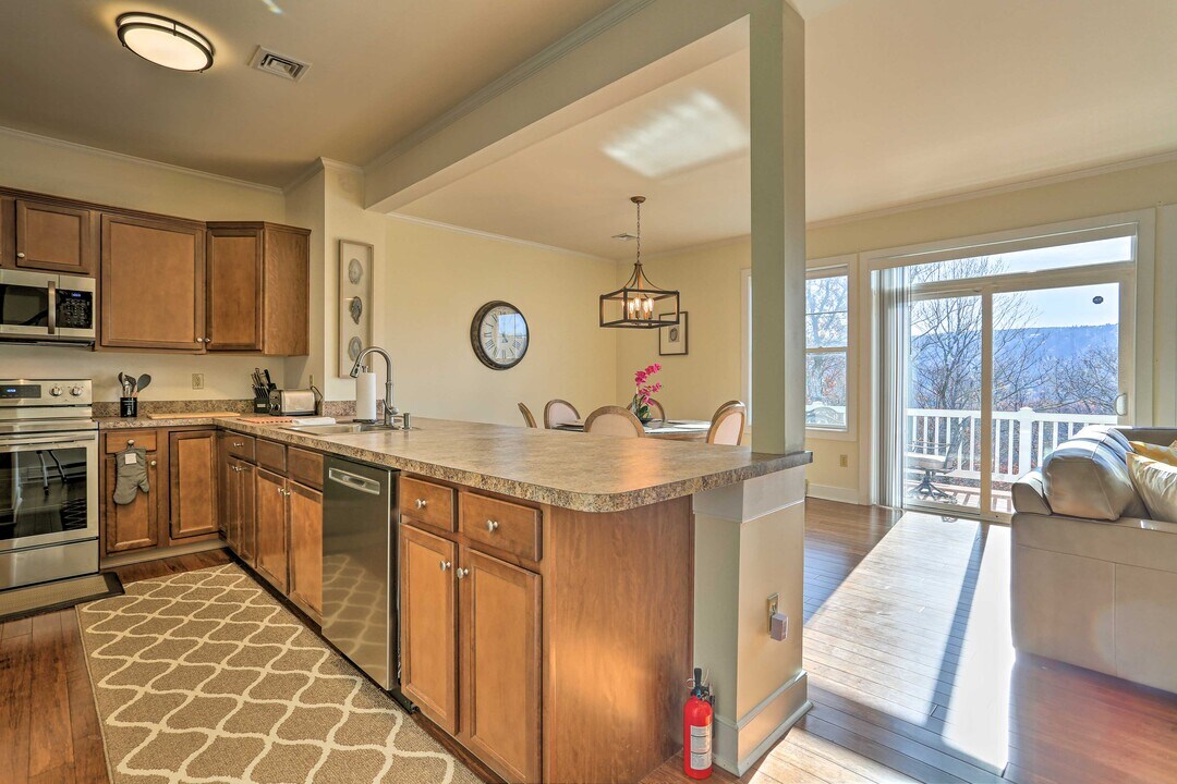 542 Upper Deer Valley Rd in Tannersville, PA - Building Photo