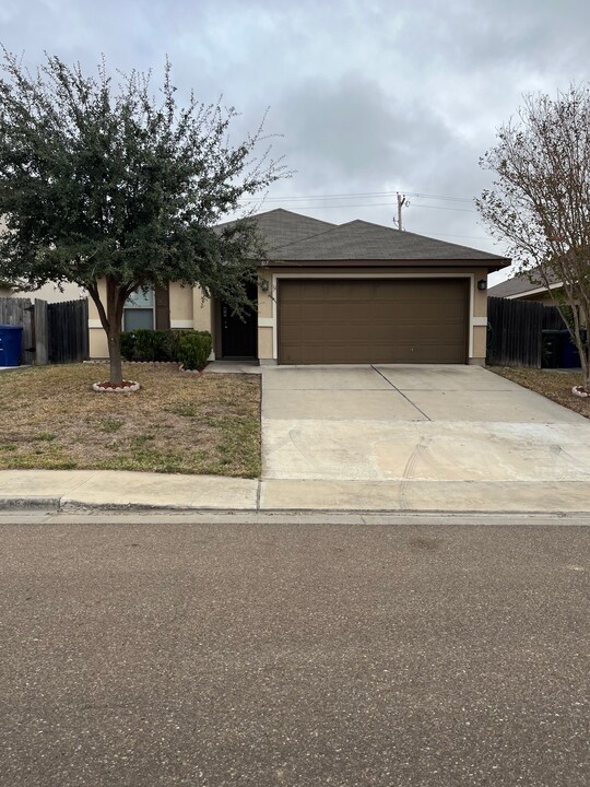 817 Bartolome Ln in Laredo, TX - Building Photo