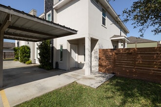1021 E La Cantera Ave in McAllen, TX - Foto de edificio - Building Photo