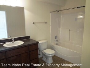 303 Victoria Dr in Moscow, ID - Building Photo - Building Photo