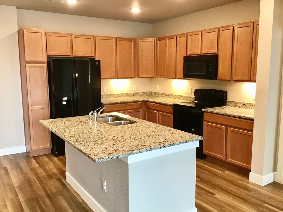 14301 E Tennessee Ave in Aurora, CO - Building Photo