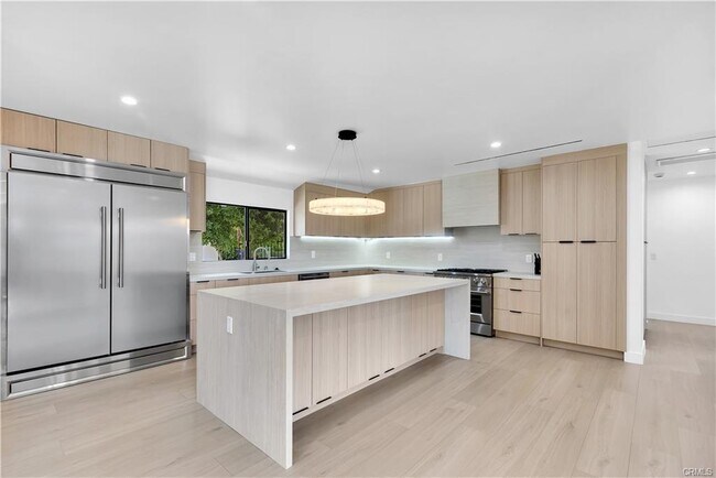 17072 Oak View Dr in Los Angeles, CA - Building Photo - Building Photo