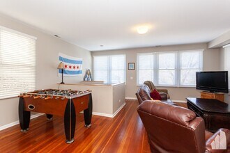 2440 N Ashland Ave, Unit 2 in Chicago, IL - Building Photo - Building Photo