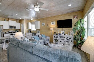 1617 S Station St in Port Aransas, TX - Foto de edificio - Building Photo