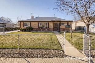 1620 Phoenix Ct in Thornton, CO - Building Photo