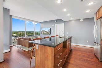 300 Bowie St, Unit 1103 in Austin, TX - Foto de edificio - Building Photo